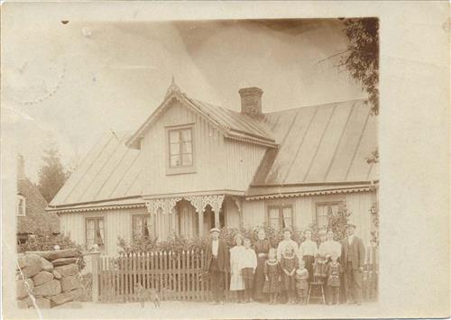 115. Familjen Lindberg framför huset 1911